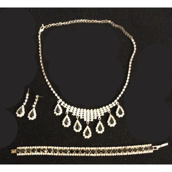 Elegant Romance 3 Piece Silver Tone Necklace Set Matching Bracelet and Earings - Picture 7 of 11